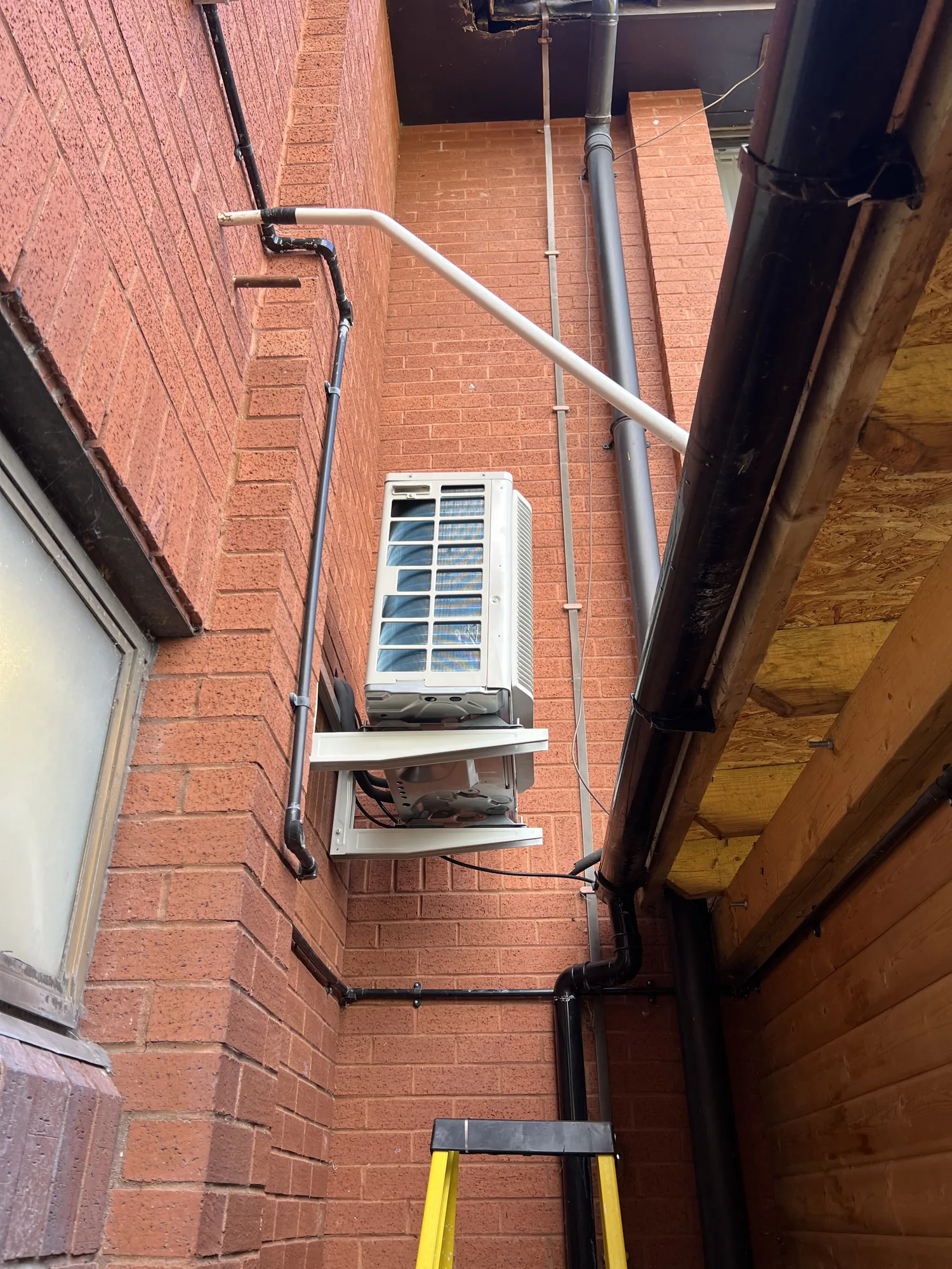 Cleanly run refrigerant pipework on a domestic split system installation